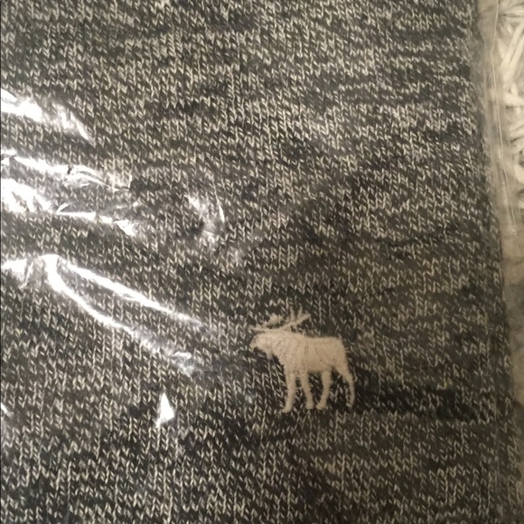 BRAND NEW SWEATERS - Picture 6 of 8